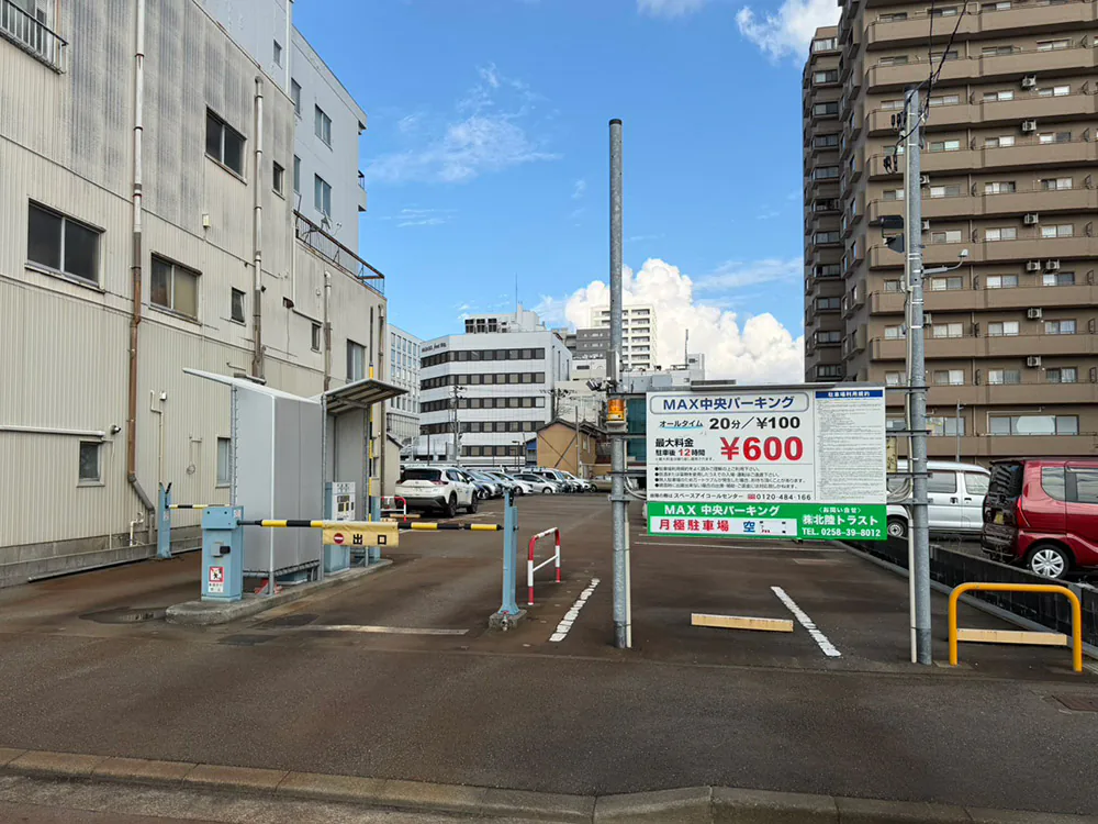 MAX中央パーキングの駐車場