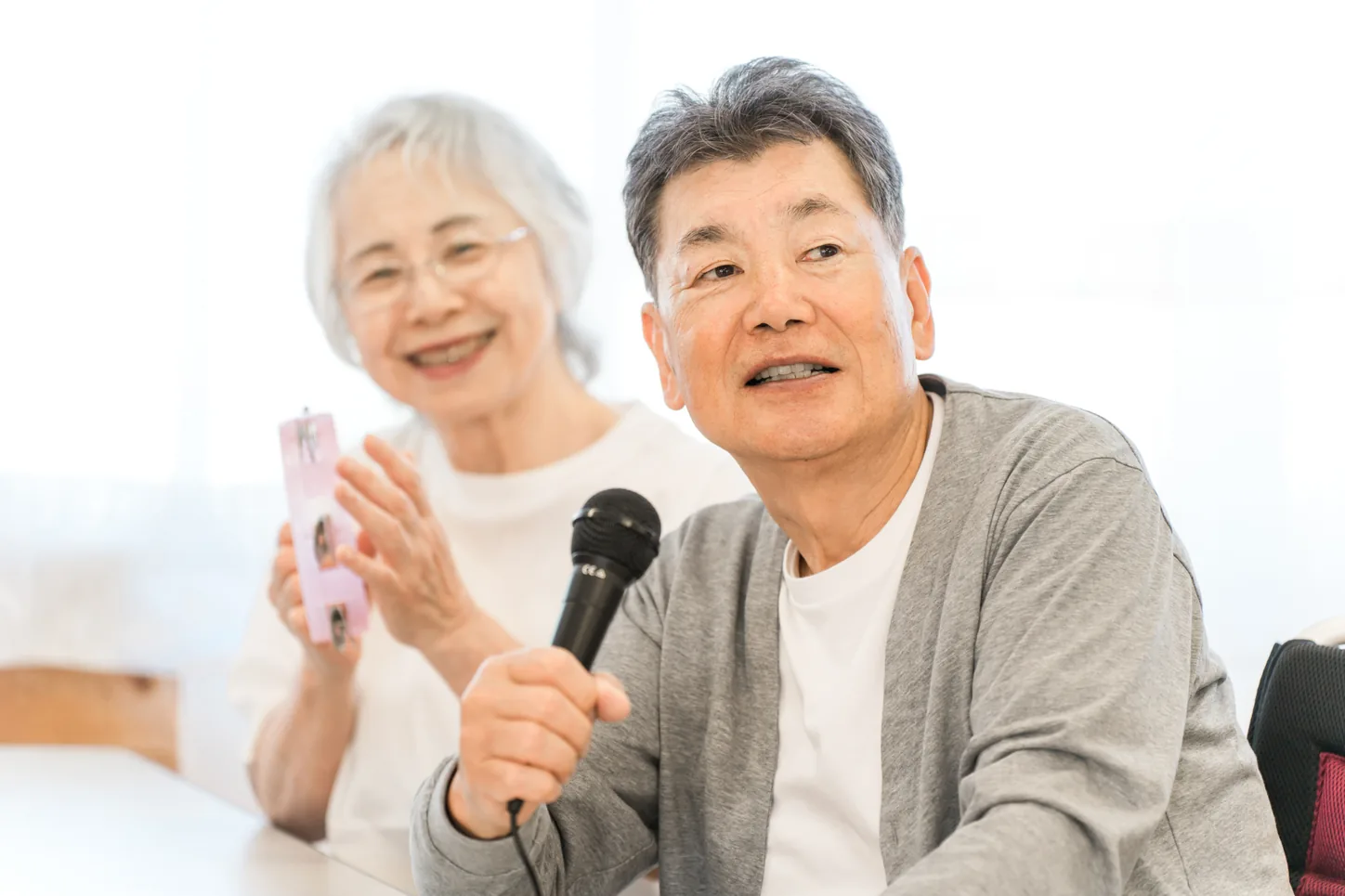 カラオケを楽しむシニアのお客様