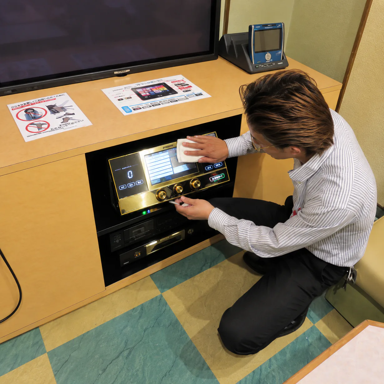 スタッフによる機器の調整